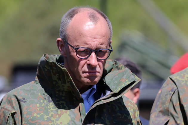 Bundeskanzler Friedrich Merz bei der Bundeswehr in Munster. Hochkant. Bundeskanzler Friedrich Merz bei der Bundeswehr in Munster. Munster Niedersachsen Deutschland