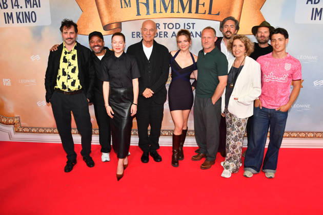 Gruppenfoto Cast Premiere Ein Münchner im Himmel - Der Tod ist erst der Anfang Kinofilm Mathäser Filmpalast München 06. Mai 2026