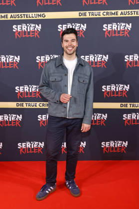Moderator Riccardo Vaccaro bei der Eröffnung der True Crime Ausstellung Serienkiller in Köln Ehrenfeld. Köln, 07.05.2026 NRW Deutschland Copyright: xChristophxHardtx