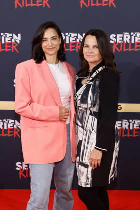 Moderatorin Amira Aly mit ihrer Mutter Mirjam Svetnik bei der Eröffnung der True Crime Ausstellung Serienkiller in Köln Ehrenfeld. Köln, 07.05.2026 NRW Deutschland Copyright: xChristophxHardtx