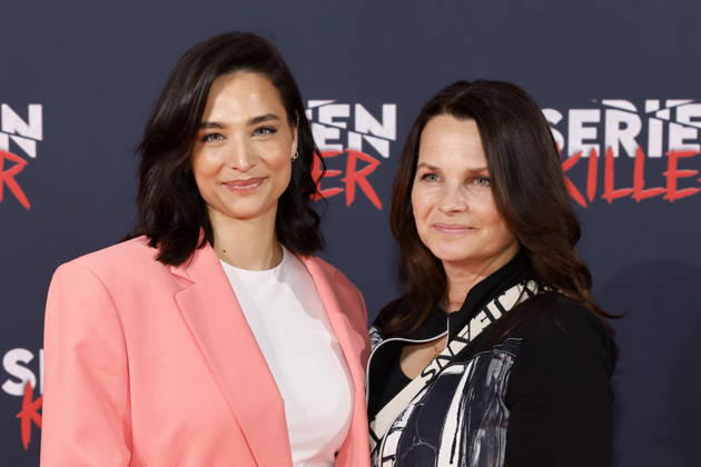 Moderatorin Amira Aly mit ihrer Mutter Mirjam Svetnik bei der Eröffnung der True Crime Ausstellung Serienkiller in Köln Ehrenfeld. Köln, 07.05.2026 NRW Deutschland Copyright: xChristophxHardtx