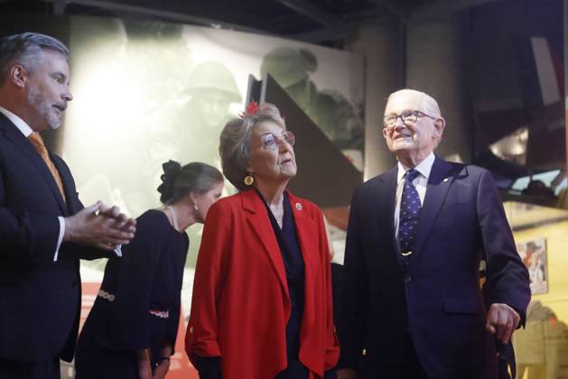May 7, 2026, Ottawa, On, Canada: Princess Margriet of the Netherlands and her husband Pieter van Vollenhoven tour an exhibit on the liberation of the Netherlands with James Whitham, director general of the Canadian War Museum, at the Canadian War Museum in Ottawa, Thursday, May 7, 2026. Ottawa Canada  - ZUMAc35_ 20260507_zaf_c35_100 Copyright: xPatrickxDoylex