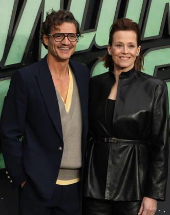 Star Wars The Mandalorian and Gogu film fan event. London, UK. Pedro Pascal and Sigourney Weaver at the Star Wars The Mandalorian and Gogu film fan event. Leicester Square. 7th May 2026. LMK11-S070526-001 Steve Bealing Landmark Media . 
