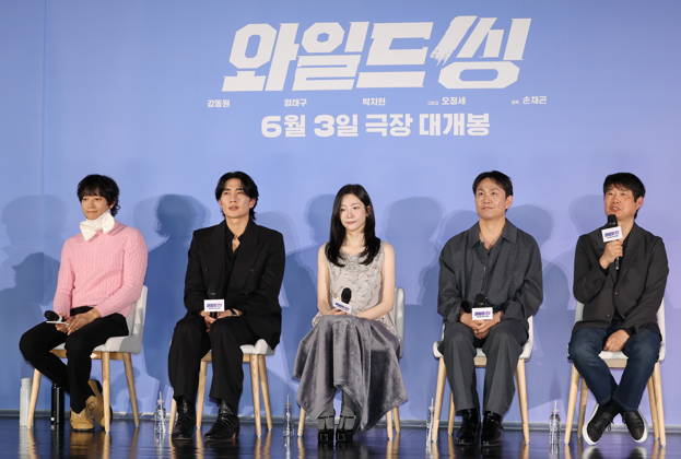 Movie Wild Sing Movie Wild Sing The stars of the new movie Wild Sing -- Kang Dong-won, Um Tae-goo, Park Ji-hyun and Oh Jung-sae (L to 2nd R) -- along with director Son Jae-gon (R) -- attend a publicity event in Seoul on May 7, 2026, to promote the movie, set to hit local screens in South Korea on June 3. (Yonhap) 2026-05-08 10:04:45 < 1980-2026 YONHAPNEWS AGENCY. .> ¼­¿ïÆ¯º°½Ã EDITORIAL USE ONLY  Copyright: xx PYH2026050803100034400 YonhapxNewsx yonphotos252103