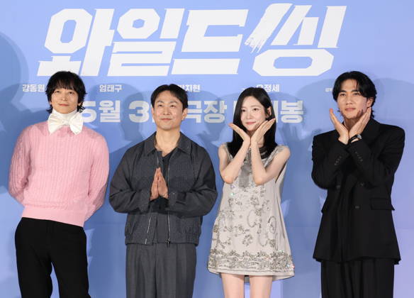 Movie Wild Sing Movie Wild Sing The stars of the new movie Wild Sing -- Kang Dong-won, Oh Jung-sae, Park Ji-hyun and Um Tae-goo (L to R) -- pose for a photo during a publicity event in Seoul on May 7, 2026, to promote the movie, set to hit local screens in South Korea on June 3. (Yonhap) 2026-05-08 10:05:34 < 1980-2026 YONHAPNEWS AGENCY. .> ¼­¿ïÆ¯º°½Ã EDITORIAL USE ONLY  Copyright: xx PYH2026050803180034400 YonhapxNewsx yonphotos252104