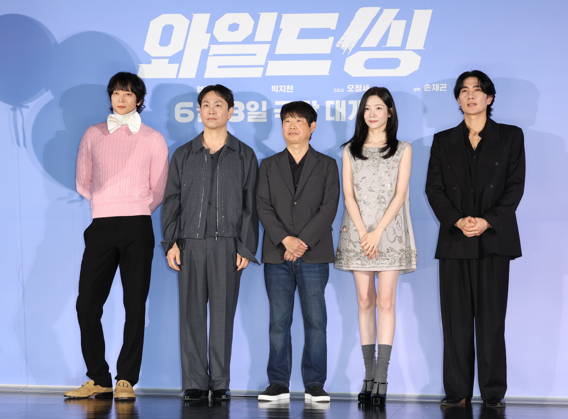 Movie Wild Sing Movie Wild Sing The stars of the new movie Wild Sing -- Kang Dong-won, Oh Jung-sae, Park Ji-hyun and Um Tae-goo (L to 2nd R) -- along with director Son Jae-gon (C) -- pose for a photo during a publicity event in Seoul on May 7, 2026, to promote the movie, set to hit local screens in South Korea on June 3. (Yonhap) 2026-05-08 10:05:22 < 1980-2026 YONHAPNEWS AGENCY. .> ¼­¿ïÆ¯º°½Ã EDITORIAL USE ONLY  Copyright: xx PYH2026050803170034400 YonhapxNewsx yonphotos252105