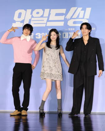 Movie Wild Sing Movie Wild Sing The stars of the new movie Wild Sing -- Kang Dong-won, Park Ji-hyun and Um Tae-goo (L to R) -- pose for a photo during a publicity event in Seoul on May 7, 2026, to promote the movie, set to hit local screens in South Korea on June 3. (Yonhap) 2026-05-08 10:05:45 < 1980-2026 YONHAPNEWS AGENCY. .> ¼­¿ïÆ¯º°½Ã EDITORIAL USE ONLY  Copyright: xx PYH2026050803200034400 YonhapxNewsx yonphotos252108
