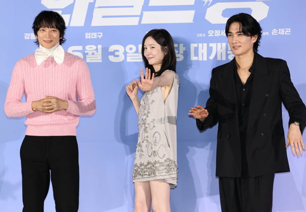 Movie Wild Sing Movie Wild Sing The stars of the new movie Wild Sing -- Kang Dong-won, Park Ji-hyun and Um Tae-goo (L to R) -- pose for a photo during a publicity event in Seoul on May 7, 2026, to promote the movie, set to hit local screens in South Korea on June 3. (Yonhap) 2026-05-08 10:06:10 < 1980-2026 YONHAPNEWS AGENCY. .> ¼­¿ïÆ¯º°½Ã EDITORIAL USE ONLY  Copyright: xx PYH2026050803270034400 YonhapxNewsx yonphotos252109
