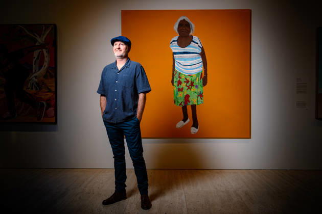 ARCHIBALD PRIZE 2026, Artist Richard Lewer poses for a photograph next to the painting Iluwanti Ken after winning the Archibald Prize 2026, at Naala Nura, Art Gallery of New South Wales in Sydney, Friday, May 8, 2026. ( NO ARCHIVING Sydney New South Wales Australia  Copyright: xGEORGExCHANx 20260508123752366945