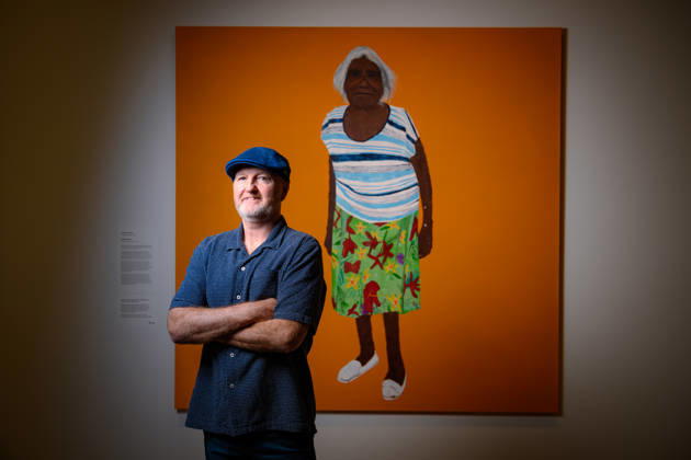 ARCHIBALD PRIZE 2026, Artist Richard Lewer poses for a photograph next to the painting Iluwanti Ken after winning the Archibald Prize 2026, at Naala Nura, Art Gallery of New South Wales in Sydney, Friday, May 8, 2026. ( NO ARCHIVING Sydney New South Wales Australia  Copyright: xGEORGExCHANx 20260508180272119328