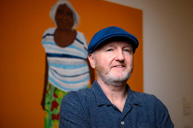 ARCHIBALD PRIZE 2026, Artist Richard Lewer poses for a photograph next to the painting Iluwanti Ken after winning the Archibald Prize 2026, at Naala Nura, Art Gallery of New South Wales in Sydney, Friday, May 8, 2026. ( NO ARCHIVING Sydney New South Wales Australia  Copyright: xGEORGExCHANx 20260508155847713595