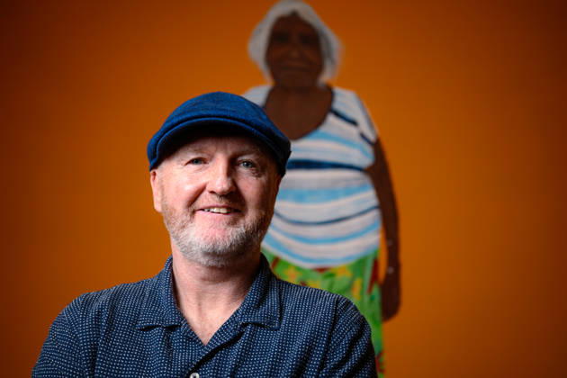 ARCHIBALD PRIZE 2026, Artist Richard Lewer poses for a photograph next to the painting Iluwanti Ken after winning the Archibald Prize 2026, at Naala Nura, Art Gallery of New South Wales in Sydney, Friday, May 8, 2026. ( NO ARCHIVING Sydney New South Wales Australia  Copyright: xGEORGExCHANx 20260508199890447659