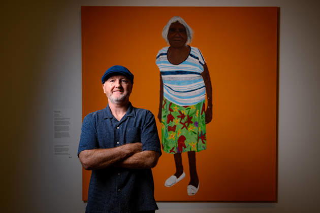 ARCHIBALD PRIZE 2026, Artist Richard Lewer poses for a photograph next to the painting Iluwanti Ken after winning the Archibald Prize 2026, at Naala Nura, Art Gallery of New South Wales in Sydney, Friday, May 8, 2026. ( NO ARCHIVING Sydney New South Wales Australia  Copyright: xGEORGExCHANx 20260508185035970835