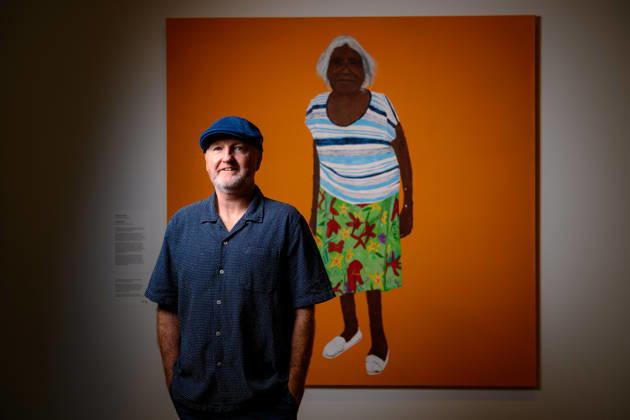ARCHIBALD PRIZE 2026, Artist Richard Lewer poses for a photograph next to the painting Iluwanti Ken after winning the Archibald Prize 2026, at Naala Nura, Art Gallery of New South Wales in Sydney, Friday, May 8, 2026. ( NO ARCHIVING Sydney New South Wales Australia  Copyright: xGEORGExCHANx 20260508135462915299