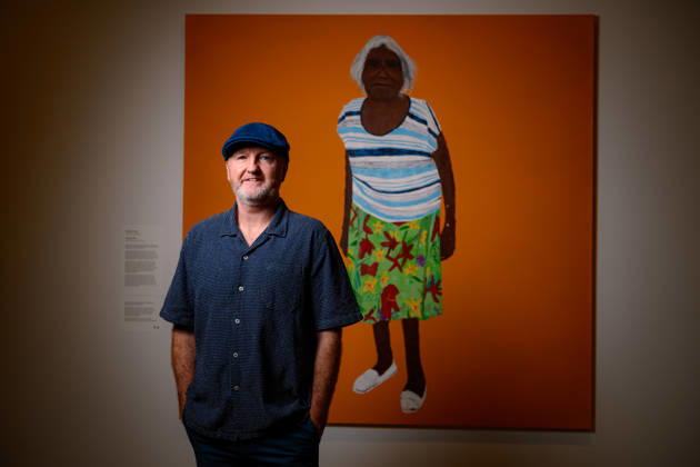 ARCHIBALD PRIZE 2026, Artist Richard Lewer poses for a photograph next to the painting Iluwanti Ken after winning the Archibald Prize 2026, at Naala Nura, Art Gallery of New South Wales in Sydney, Friday, May 8, 2026. ( NO ARCHIVING Sydney New South Wales Australia  Copyright: xGEORGExCHANx 20260508130846962883
