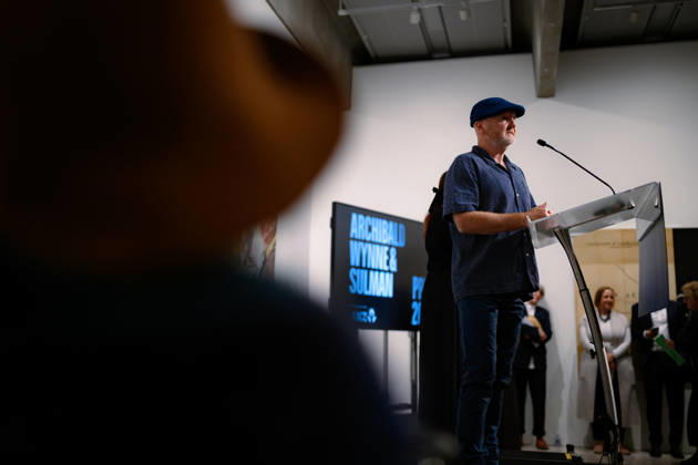 ARCHIBALD PRIZE 2026, Artist Richard Lewer speaks after winning the Archibald Prize 2026, at Naala Nura, Art Gallery of New South Wales in Sydney, Friday, May 8, 2026. ( NO ARCHIVING Sydney New South Wales Australia  Copyright: xGEORGExCHANx 20260508181607058367