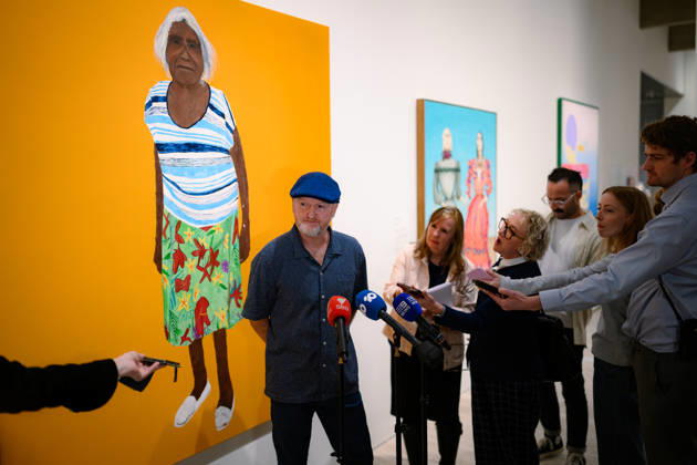ARCHIBALD PRIZE 2026, Artist Richard Lewer speaks to the media next to the painting Iluwanti Ken after winning the Archibald Prize 2026, at Naala Nura, Art Gallery of New South Wales in Sydney, Friday, May 8, 2026. ( NO ARCHIVING Sydney New South Wales Australia  Copyright: xGEORGExCHANx 20260508153211410504