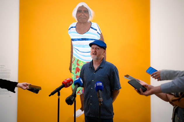 ARCHIBALD PRIZE 2026, Artist Richard Lewer speaks to the media next to the painting Iluwanti Ken after winning the Archibald Prize 2026, at Naala Nura, Art Gallery of New South Wales in Sydney, Friday, May 8, 2026. ( NO ARCHIVING Sydney New South Wales Australia  Copyright: xGEORGExCHANx 20260508191146235959