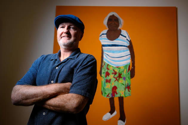 ARCHIBALD PRIZE 2026, Artist Richard Lewer poses for a photograph next to the painting Iluwanti Ken after winning the Archibald Prize 2026, at Naala Nura, Art Gallery of New South Wales in Sydney, Friday, May 8, 2026. ( NO ARCHIVING Sydney New South Wales Australia  Copyright: xGEORGExCHANx 20260508112422857148
