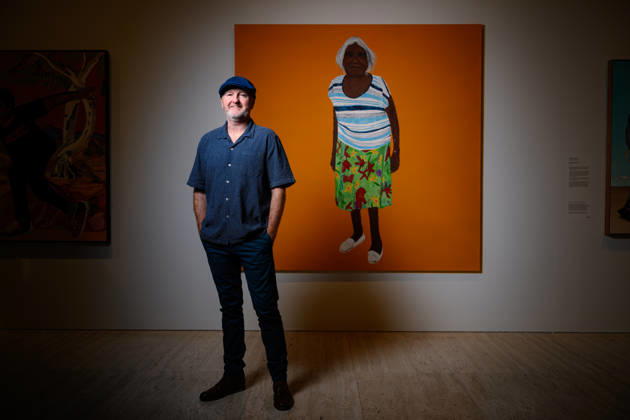 ARCHIBALD PRIZE 2026, Artist Richard Lewer poses for a photograph next to the painting Iluwanti Ken after winning the Archibald Prize 2026, at Naala Nura, Art Gallery of New South Wales in Sydney, Friday, May 8, 2026. ( NO ARCHIVING Sydney New South Wales Australia  Copyright: xGEORGExCHANx 20260508141510989151