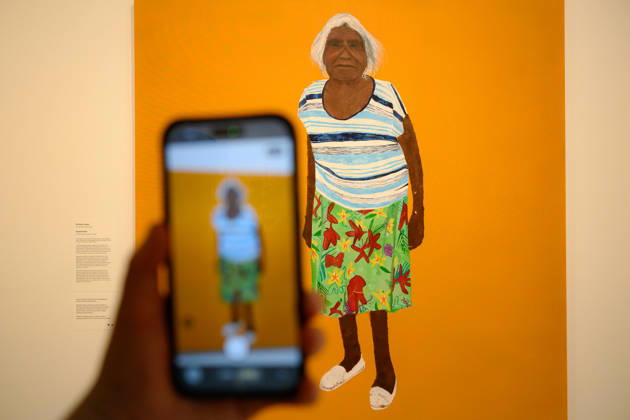 ARCHIBALD PRIZE 2026, A person takes photograph of the Archibald Prize 2026 winning portrait Iluwanti Ken at Naala Nura, Art Gallery of New South Wales in Sydney, Friday, May 8, 2026. ( NO ARCHIVING Sydney New South Wales Australia  Copyright: xGEORGExCHANx 20260508178566073222