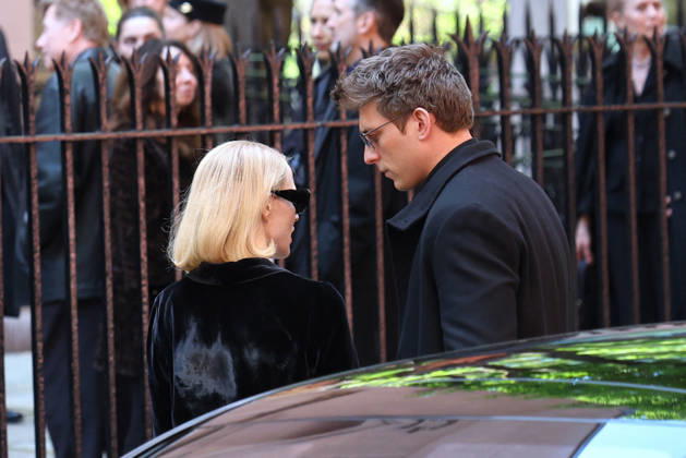 Jessica Chastain And Ben Stiller On Set - NYC Actors Jessica Chastain and Ben Stiller are filming a funeral scene on their new TV Series Minivan in Soho, New York on May 7, 2026. The eight-episode series focuses on a writing professor (Stiller) whose life becomes complicated during his off weeks from child custody, falling for a mysterious woman (Chastain) Photo by Dylan Travis ABACAPRESS.COM New York City NY United States  Copyright: xDylanxTravis ABACAx