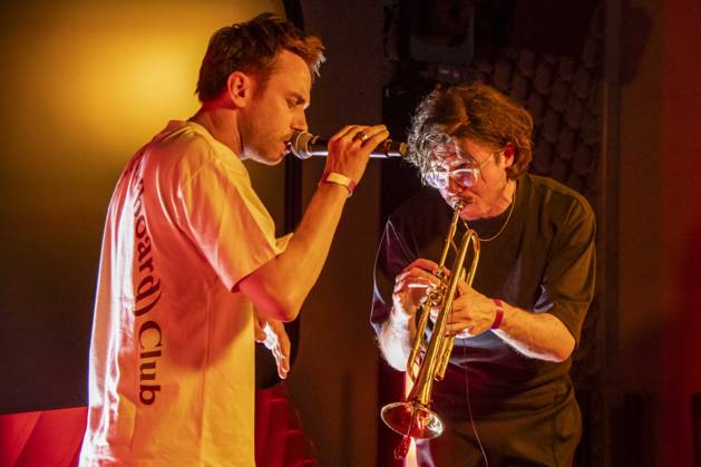 ABB NEWENERGY- Clueso and Konstantin Doeben Trompeter Saenger Musiker Auftritt Buehne Singen Mikro bei der bei der Eroeffnung des House of New Energy von E.ON im Herzen Berlins am Tacheles, dem 07.05.2026 in Berlin Berlin Deutschland