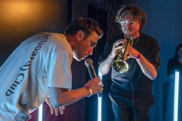 ABB NEWENERGY- Clueso and Konstantin Doeben Trompeter Saenger Musiker Auftritt Buehne Singen Mikro bei der bei der Eroeffnung des House of New Energy von E.ON im Herzen Berlins am Tacheles, dem 07.05.2026 in Berlin Berlin Deutschland