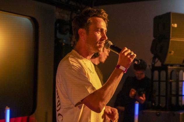 ABB NEWENERGY- Clueso Saenger Auftritt Buehne Singen Mikro bei der bei der Eroeffnung des House of New Energy von E.ON im Herzen Berlins am Tacheles, dem 07.05.2026 in Berlin Berlin Deutschland