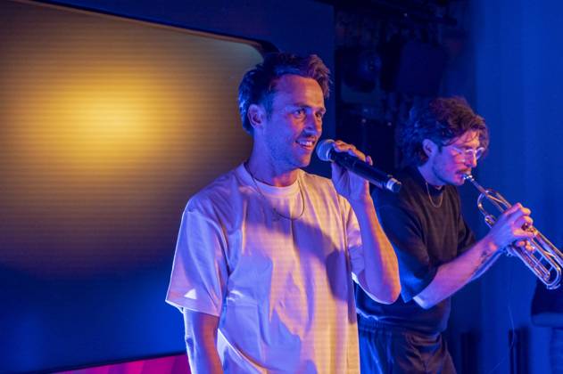 ABB NEWENERGY- Clueso and Konstantin Doeben Trompeter Saenger Musiker Auftritt Buehne Singen Mikro bei der bei der Eroeffnung des House of New Energy von E.ON im Herzen Berlins am Tacheles, dem 07.05.2026 in Berlin Berlin Deutschland