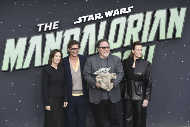 Kathleen Kennedy, Pedro Pascal, Jon Favreau, Grogu und Sigourney Weaver beim Fan Event zum Kinofilm Star Wars: The Mandalorian and Grogu im im Cineworld Leicester Square. London, 07.05.2026