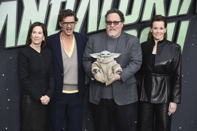 Kathleen Kennedy, Pedro Pascal, Jon Favreau, Grogu und Sigourney Weaver beim Fan Event zum Kinofilm Star Wars: The Mandalorian and Grogu im im Cineworld Leicester Square. London, 07.05.2026