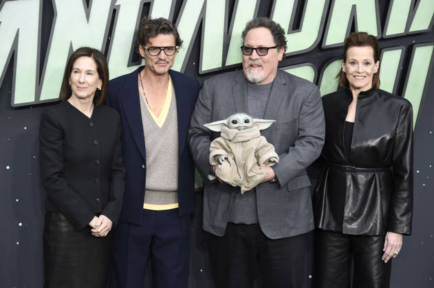 Kathleen Kennedy, Pedro Pascal, Jon Favreau, Grogu und Sigourney Weaver beim Fan Event zum Kinofilm Star Wars: The Mandalorian and Grogu im im Cineworld Leicester Square. London, 07.05.2026