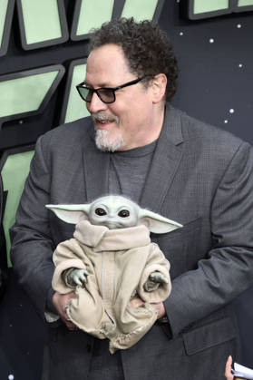Jon Favreau und Grogu beim Fan Event zum Kinofilm Star Wars: The Mandalorian and Grogu im im Cineworld Leicester Square. London, 07.05.2026