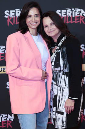 Amira Aly mit ihrer Mutter Mirjam Svetnik bei der Premiere von Serienkiller - Die True Crime Ausstellung in der Oskar-Jäger-Straße 99. Köln, 07.05.2026