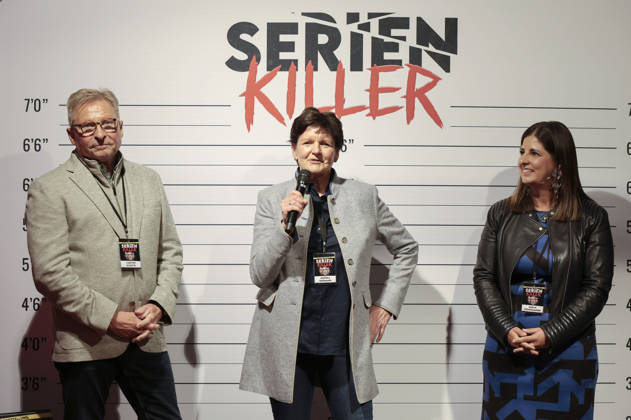 Carsten Schütte, Monika Bodmann und Sarah Stockhausen bei der Premiere von Serienkiller - Die True Crime Ausstellung in der Oskar-Jäger-Straße 99. Köln, 07.05.2026