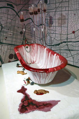 Die mit Blut bespritzte Badewanne von Richard Chase, dem Vampir von Sacramento, bei der Premiere von Serienkiller - Die True Crime Ausstellung in der Oskar-Jäger-Straße 99. Köln, 07.05.2026