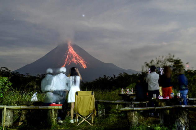 (260508) -- YOGYAKARTA, May 8, 2026 -- People take photos of Mount Merapi spewing volcanic materials in Yogyakarta, Indonesia, May 7, 2026. (Photo by Xinhua) INDONESIA-YOGYAKARTA-MOUNT MERAPI-ERUPTION AgungxSupriyanto 