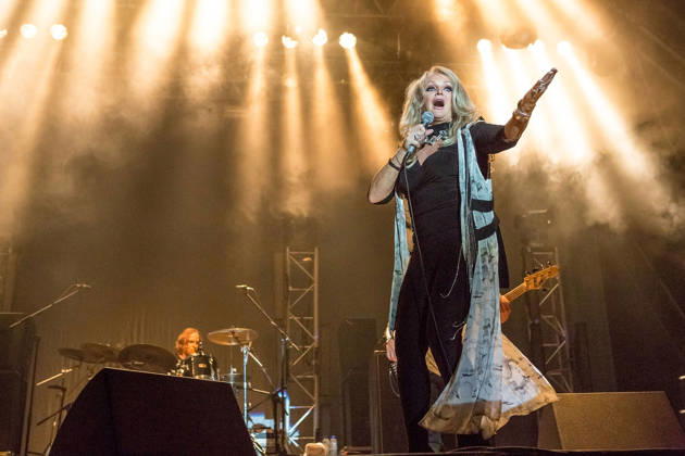 Bonnie Tyler, die Sängerin bei ihrem Konzert am 21.9.2023 im Rahmen vom Sagres Campo Pequeno in Lissabon, Portugal Sorge um Bonnie Tyler - nach ihrer Notopeartion liegt die 74jaehrige Saengerin im kuenstlichen Koma