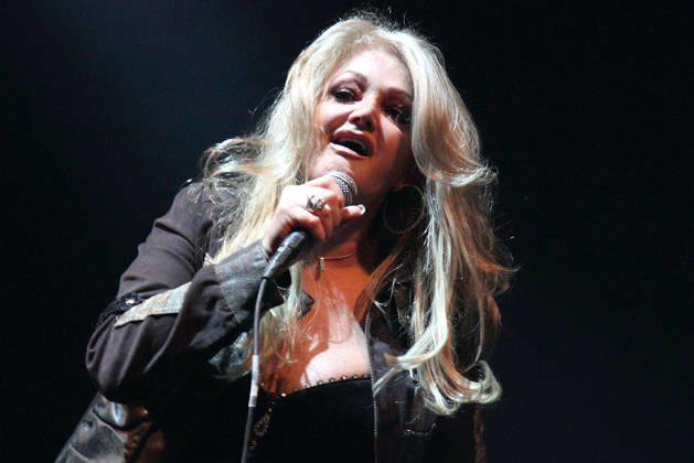 Bonnie Tyler, die Sängerin bei ihrem Konzert am 19.12.2016 in London Sorge um Bonnie Tyler - nach ihrer Notopeartion liegt die 74jaehrige Saengerin im kuenstlichen Koma