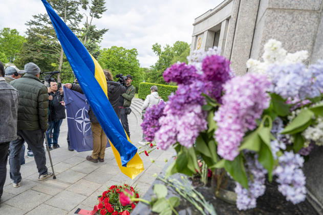 Protest am sowjetischen Ehrenmal im Tiergarten EUR, Deutschland, Berlin, 08.05.2026: Ein Demonstrant fordert die Aufnahme der Ukraine in die NATO. Protest am sowjetischen Ehrenmal im Tiergarten den Tag der Befeiung zum Weltkriegsende 1945.