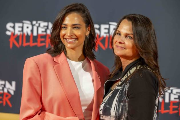ABB SERIENKILLER- Amira Aly Moderatorin mit ihrer Mutter Mirjam Svetnik zu Gast bei der Eroeffnung der True Crime Ausstellung Serien Killer am 07.05.2026 in Köln Ehrenfeld NRW Deutschland