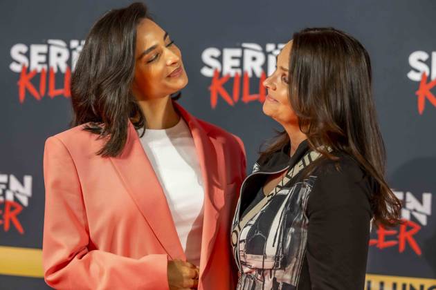 ABB SERIENKILLER- Amira Aly Moderatorin mit ihrer Mutter Mirjam Svetnik zu Gast bei der Eroeffnung der True Crime Ausstellung Serien Killer am 07.05.2026 in Köln Ehrenfeld NRW Deutschland