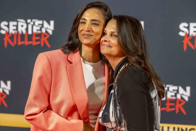 ABB SERIENKILLER- Amira Aly Moderatorin mit ihrer Mutter Mirjam Svetnik zu Gast bei der Eroeffnung der True Crime Ausstellung Serien Killer am 07.05.2026 in Köln Ehrenfeld NRW Deutschland