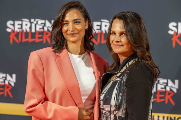 ABB SERIENKILLER- Amira Aly Moderatorin mit ihrer Mutter Mirjam Svetnik zu Gast bei der Eroeffnung der True Crime Ausstellung Serien Killer am 07.05.2026 in Köln Ehrenfeld NRW Deutschland