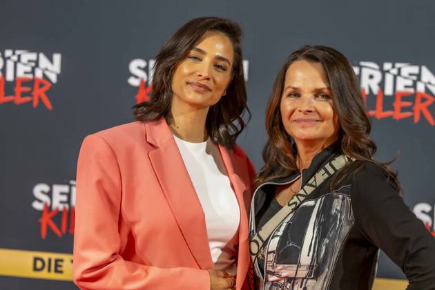 ABB SERIENKILLER- Amira Aly Moderatorin mit ihrer Mutter Mirjam Svetnik zu Gast bei der Eroeffnung der True Crime Ausstellung Serien Killer am 07.05.2026 in Köln Ehrenfeld NRW Deutschland