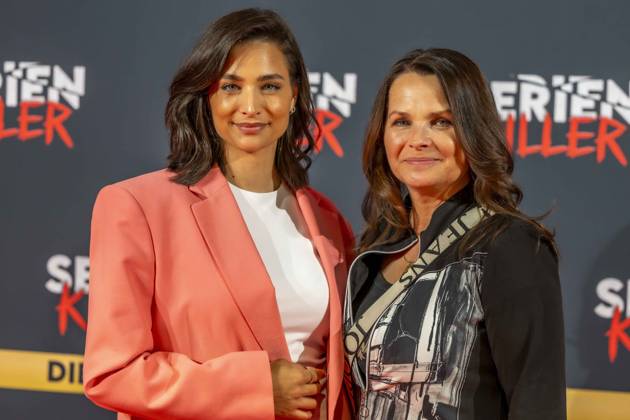 ABB SERIENKILLER- Amira Aly Moderatorin mit ihrer Mutter Mirjam Svetnik zu Gast bei der Eroeffnung der True Crime Ausstellung Serien Killer am 07.05.2026 in Köln Ehrenfeld NRW Deutschland