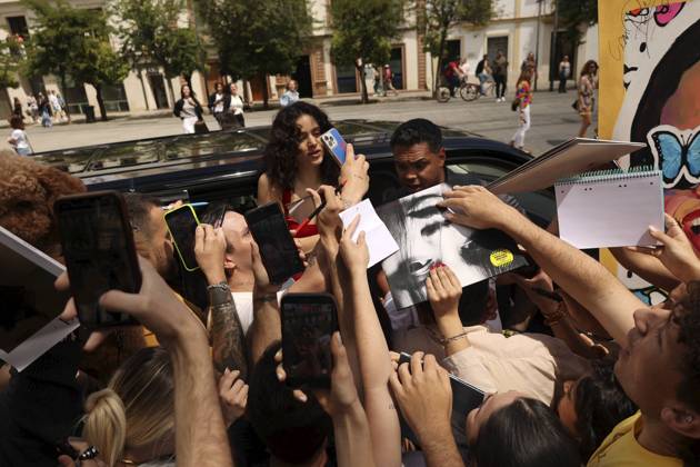 Rosalia with her fans in the streets of Seville, Friday, May 8, 2026 Cordon Press 