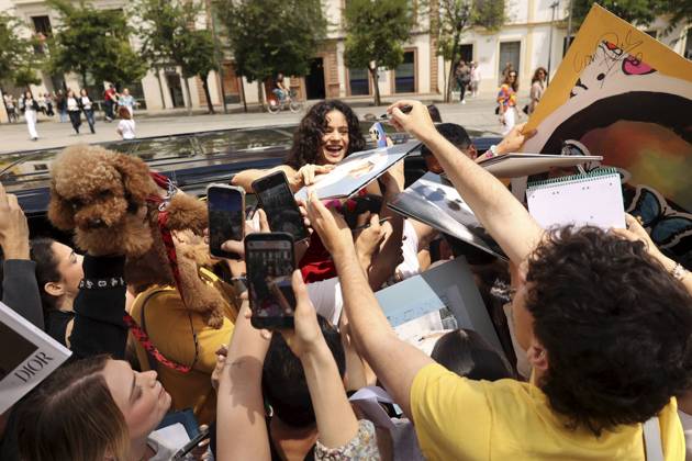 Rosalia with her fans in the streets of Seville, Friday, May 8, 2026 Cordon Press 