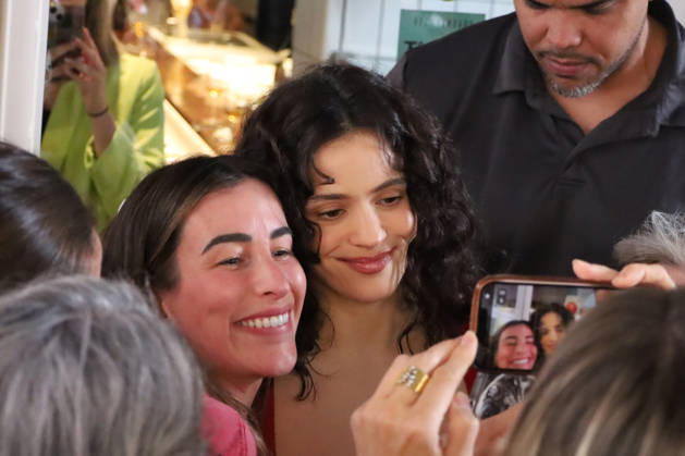 Rosalía, acclaimed by her fans in Seville Rosalía, acclaimed by her fans in Seville outside a restaurant, on May 8, 2026, in Seville Andalusia, Spain SINGER CHARACTER ROSALÍA FANS MAY 8, 2026 Seville Seville Spain  Copyright: xLeandroxWassaulx 7508696